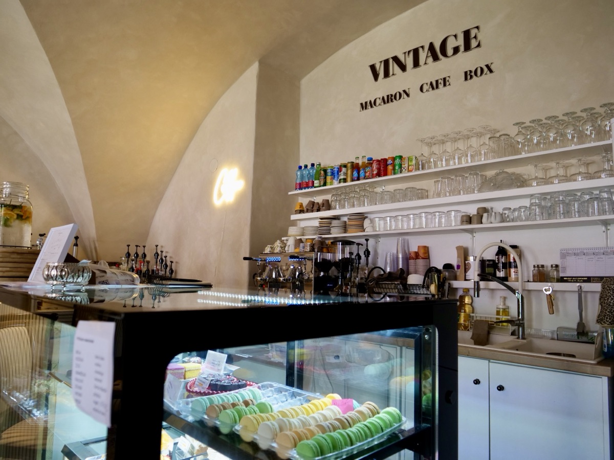 Bar s vitrínou plnou makroniek pod nápisom Vintage