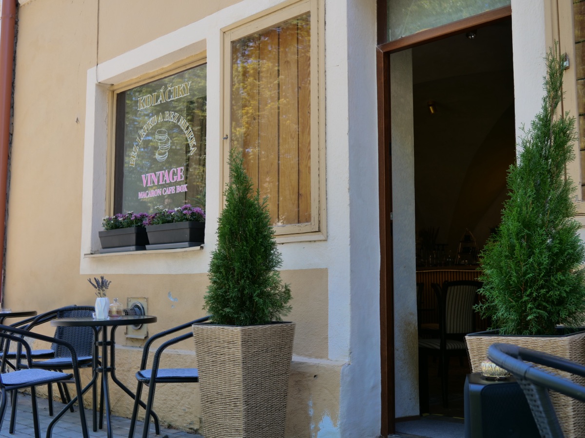 Vstup a terasa prevádzky Vintage Macaron café box v Bojniciach