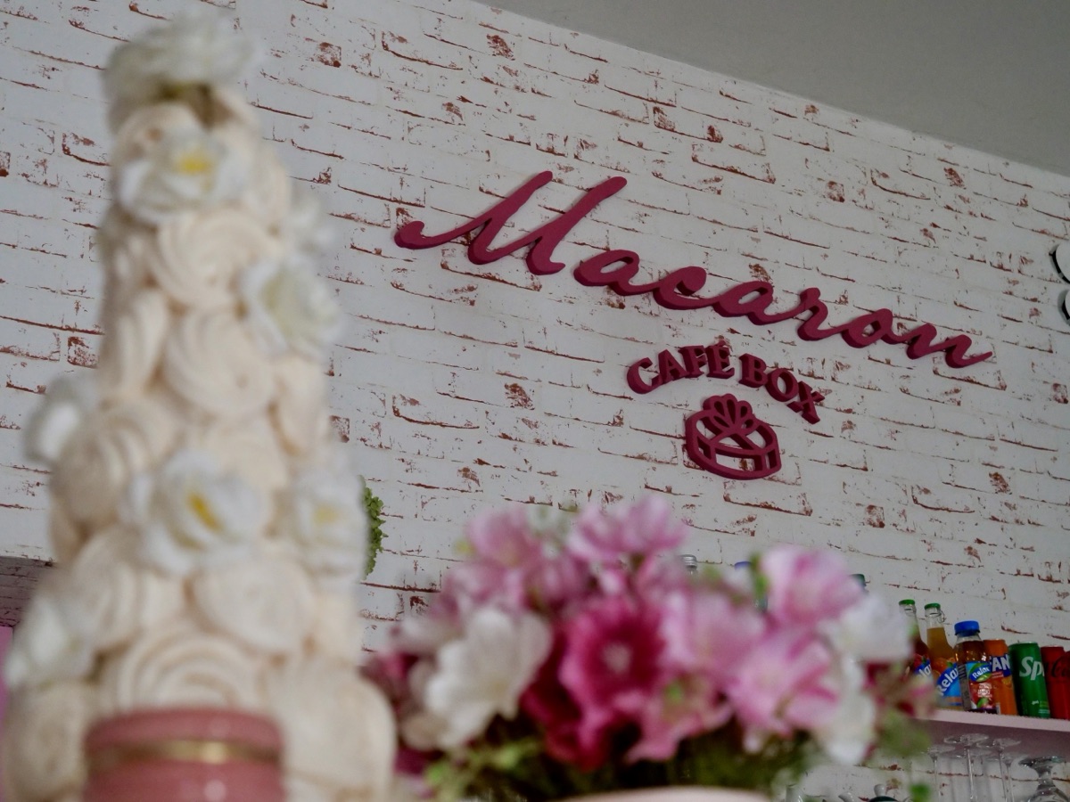Logo Macaron café box na tehlovej stene