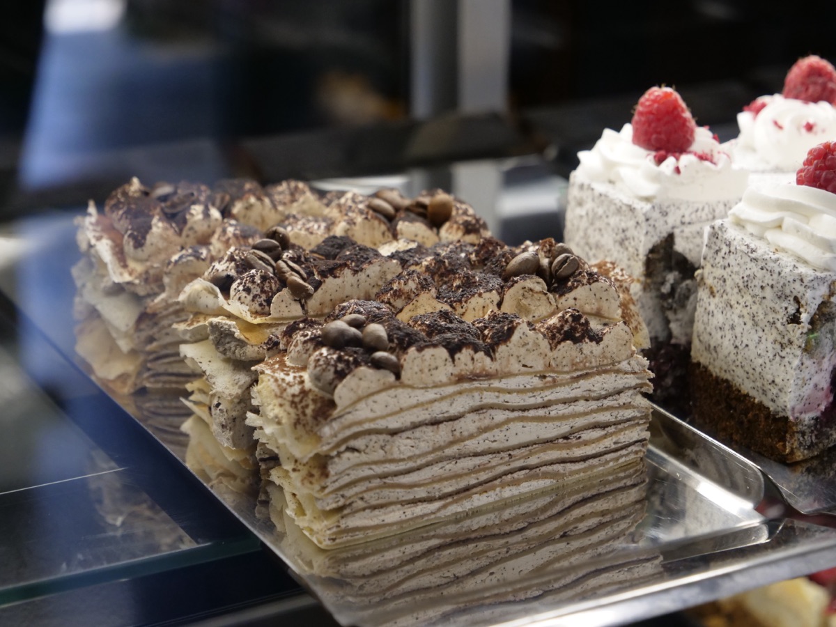 Kávová torta s kávovými zrnkami