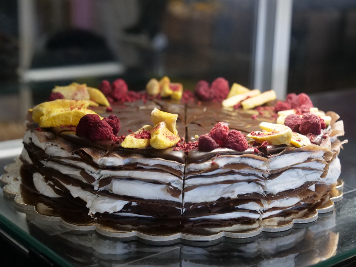Palacinková torta s čokoládou a ovocím